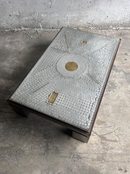 Brutalistische salontafel met mozaïekblad en messing accenten – jaren 70