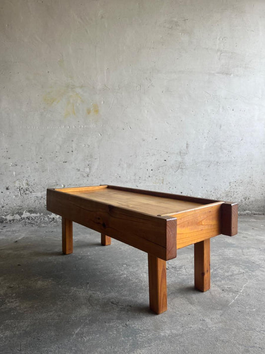 Brutalistische bijzettafel in grenenhout - jaren 70