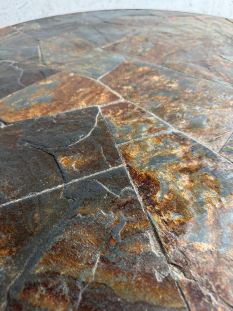 Brutalistische salontafel in leisteen en ijzer (jaren 70)