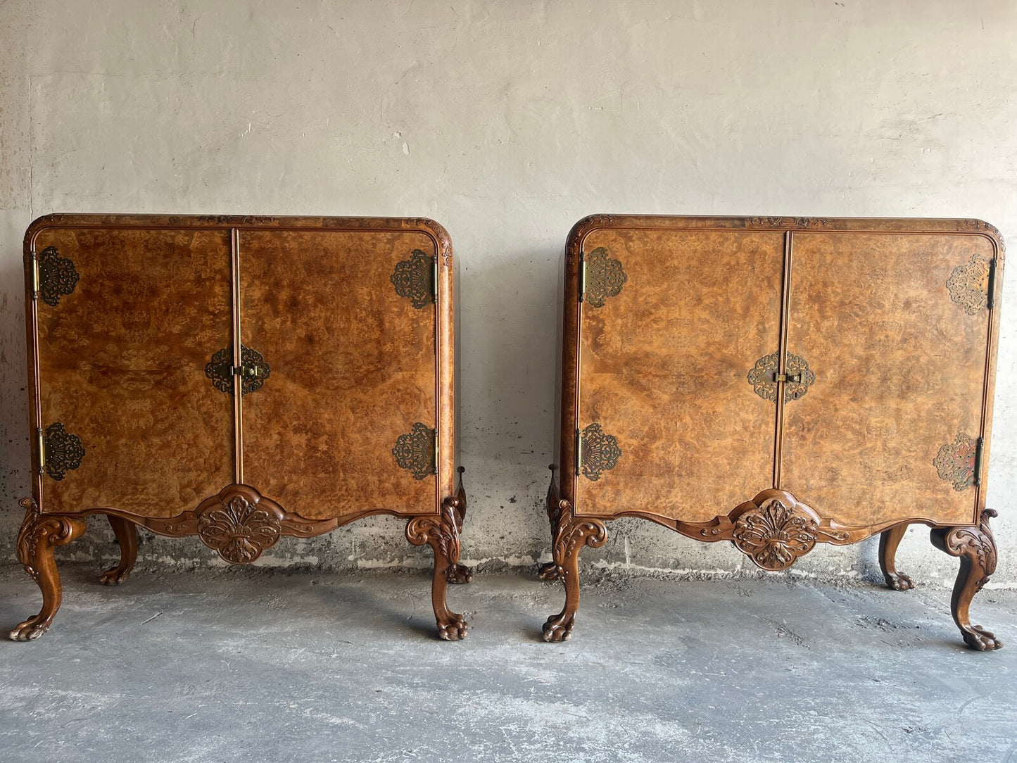 Armoires en placage de ronce de noyer sur pieds Cabrio