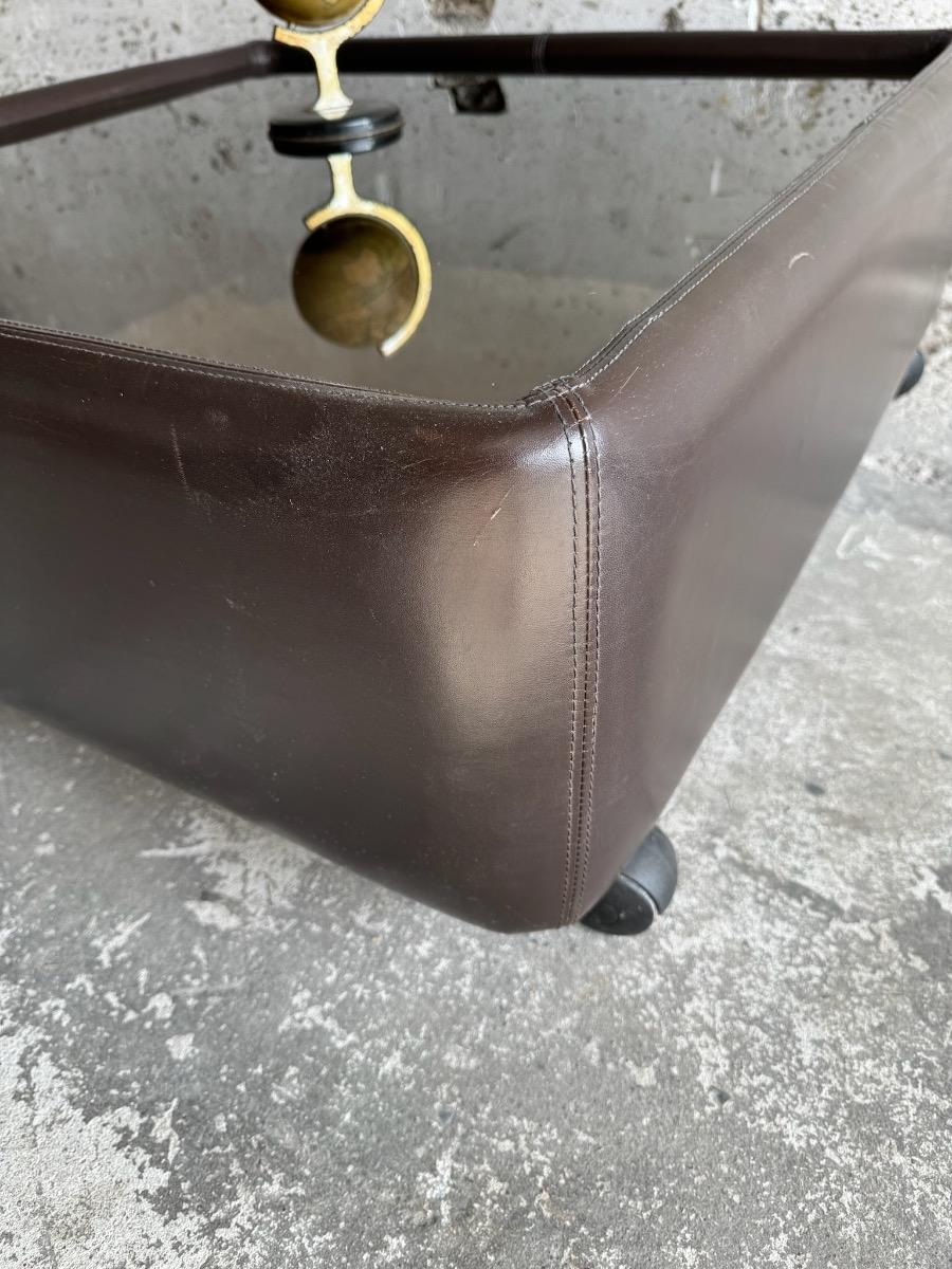Table basse en cuir sur roulettes style Mid-Century – Dans le style de De Sede