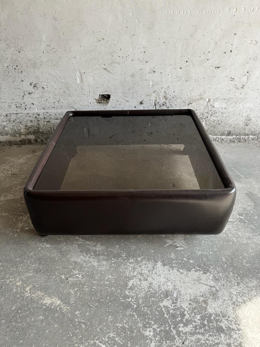 Table basse en cuir sur roulettes style Mid-Century – Dans le style de De Sede