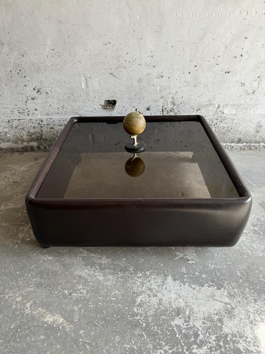 Table basse en cuir sur roulettes style Mid-Century – Dans le style de De Sede