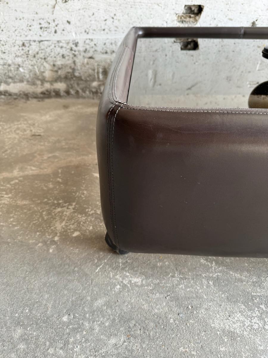 Table basse en cuir sur roulettes style Mid-Century – Dans le style de De Sede