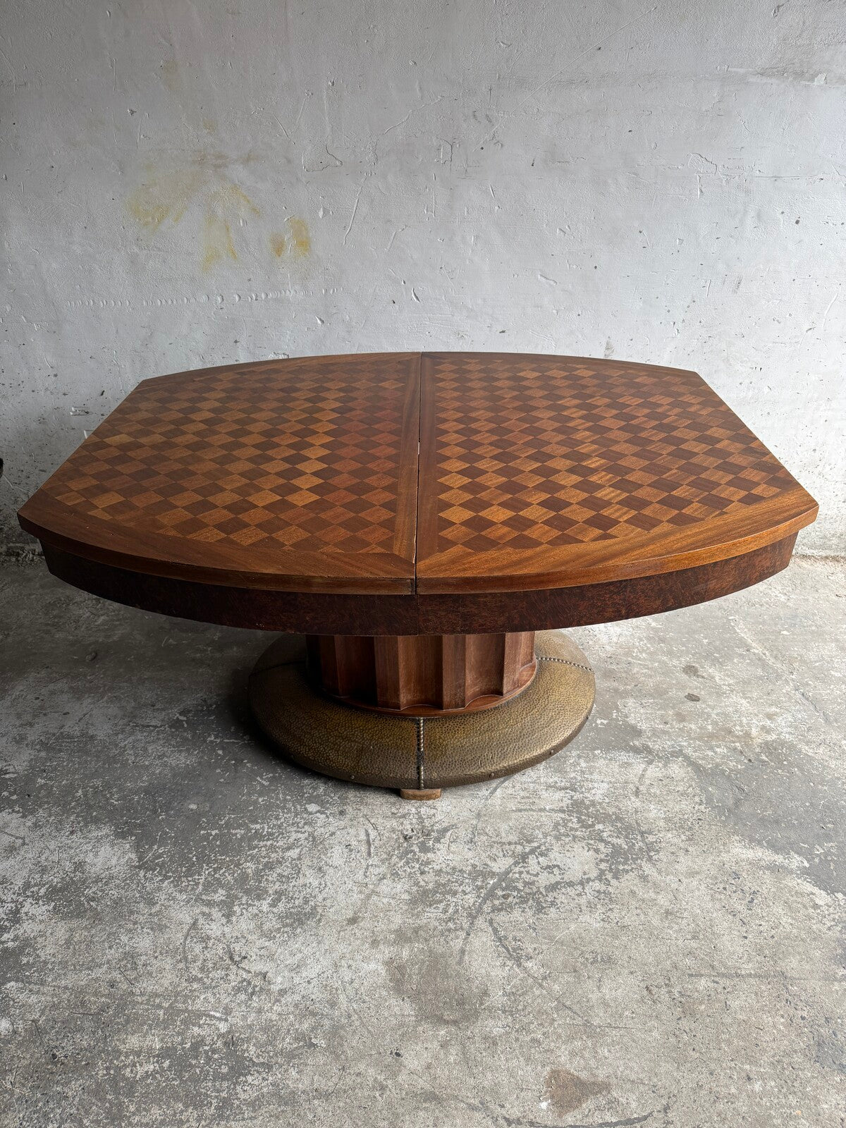 Art Deco eettafel van De Coene met geometrisch fineerpatroon