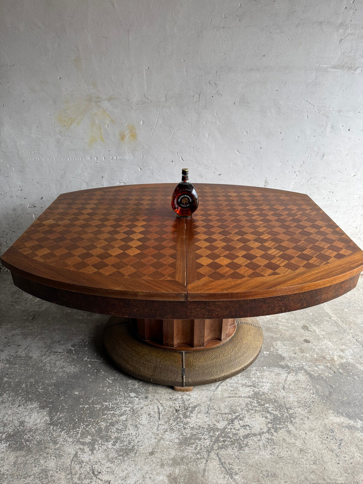 Art Deco eettafel van De Coene met geometrisch fineerpatroon