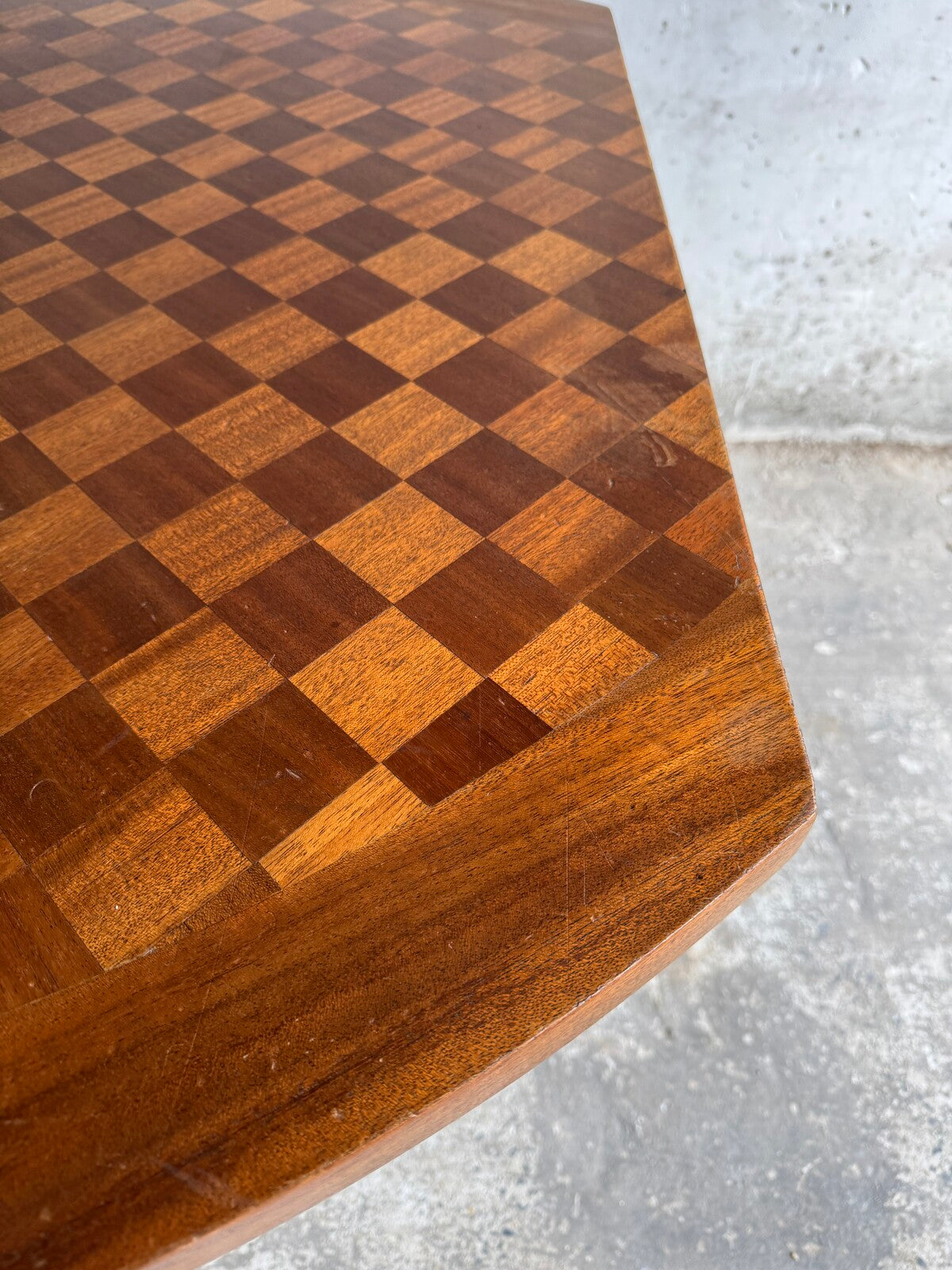 Art Deco eettafel van De Coene met geometrisch fineerpatroon