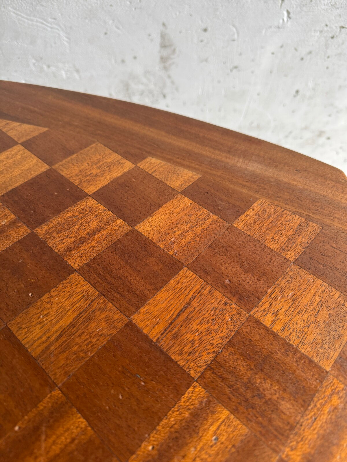 Art Deco eettafel van De Coene met geometrisch fineerpatroon