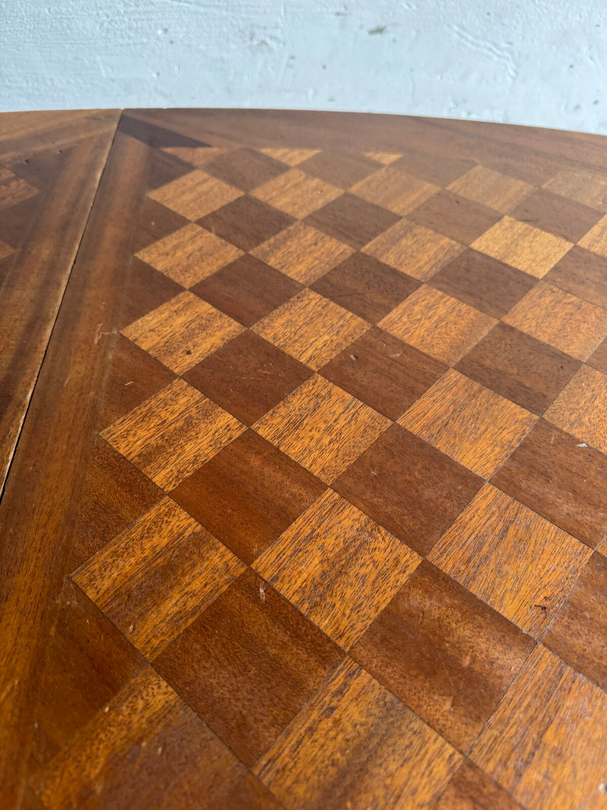 Art Deco eettafel van De Coene met geometrisch fineerpatroon