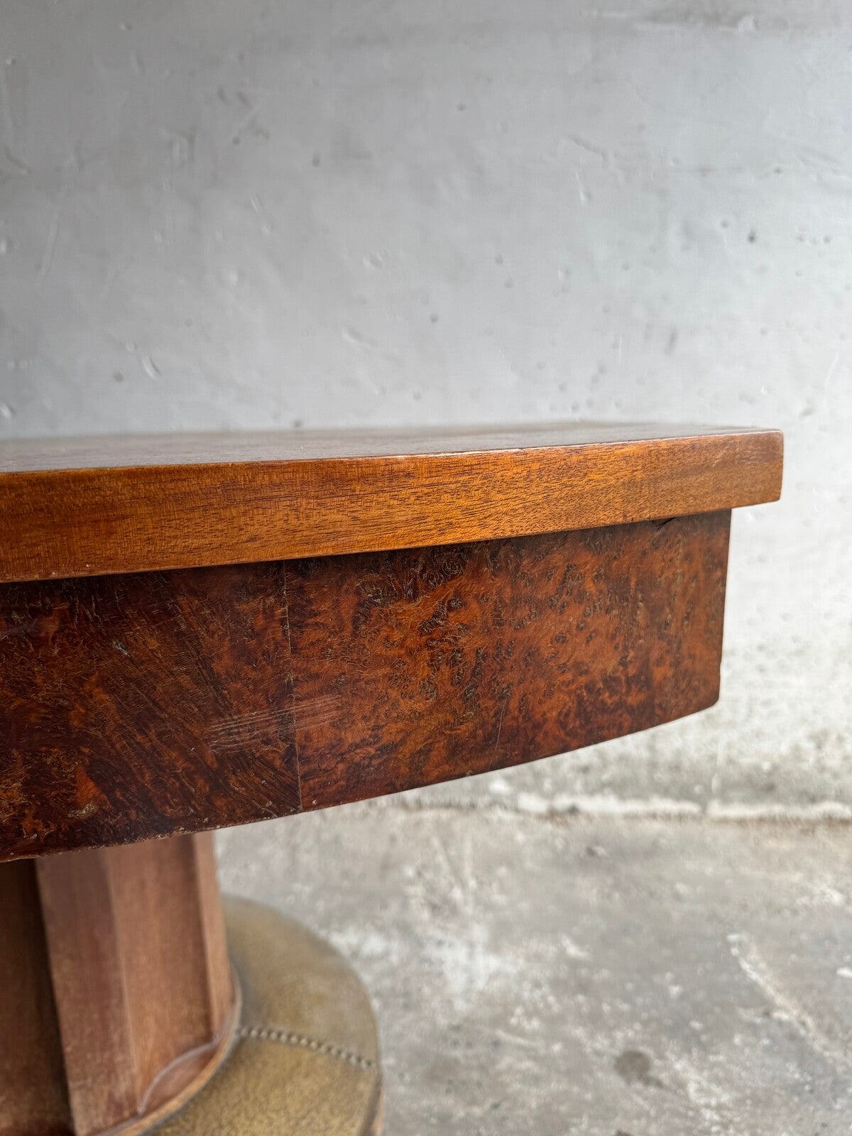 Art Deco eettafel van De Coene met geometrisch fineerpatroon