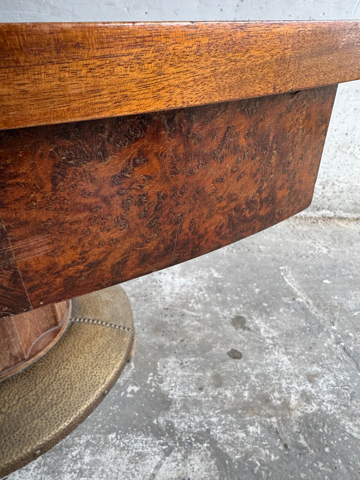 Art Deco eettafel van De Coene met geometrisch fineerpatroon