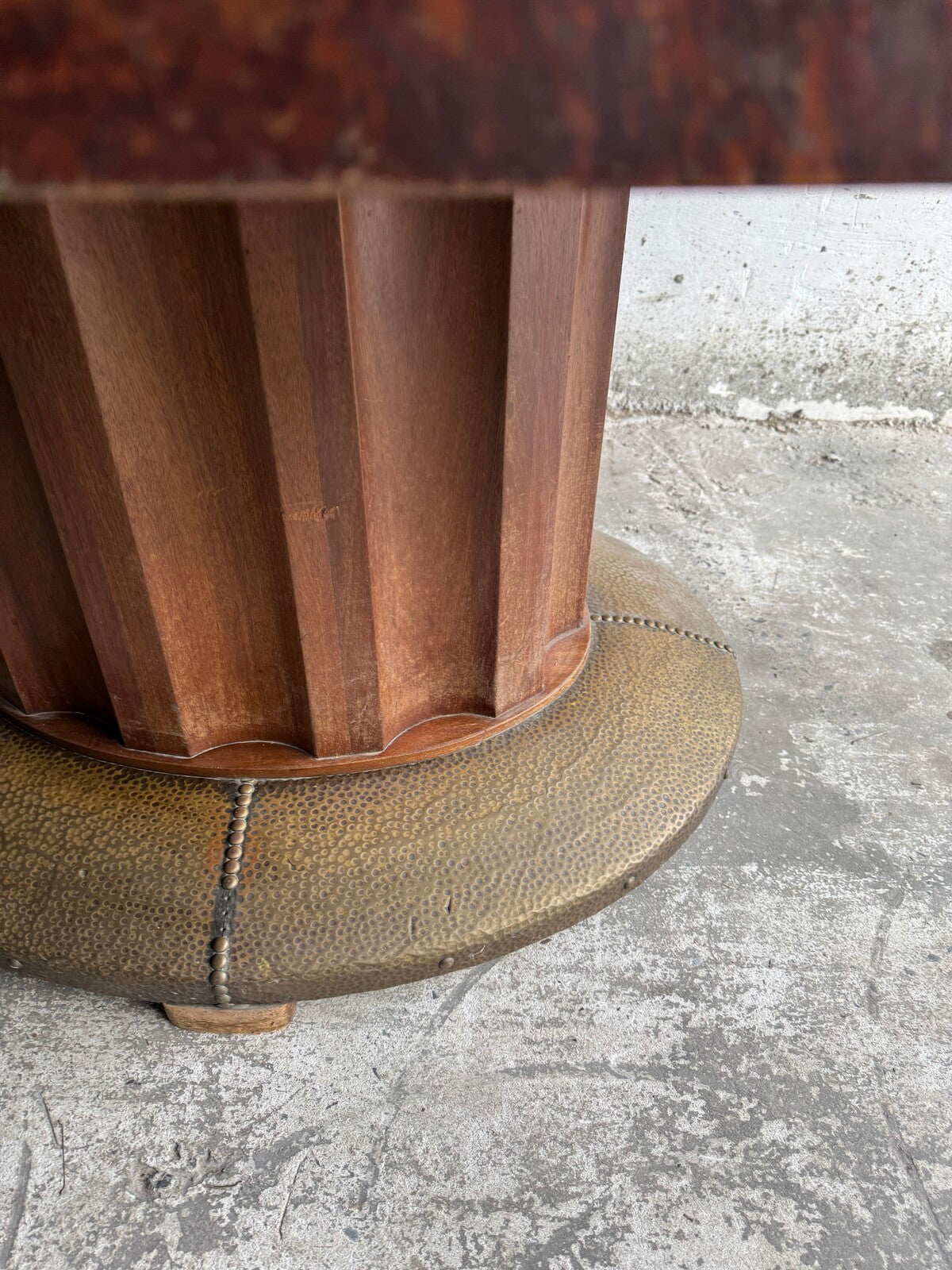 Art Deco eettafel van De Coene met geometrisch fineerpatroon