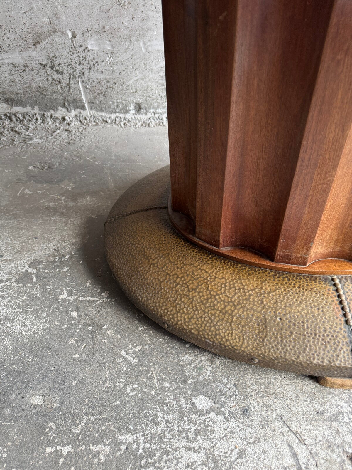 Art Deco eettafel van De Coene met geometrisch fineerpatroon