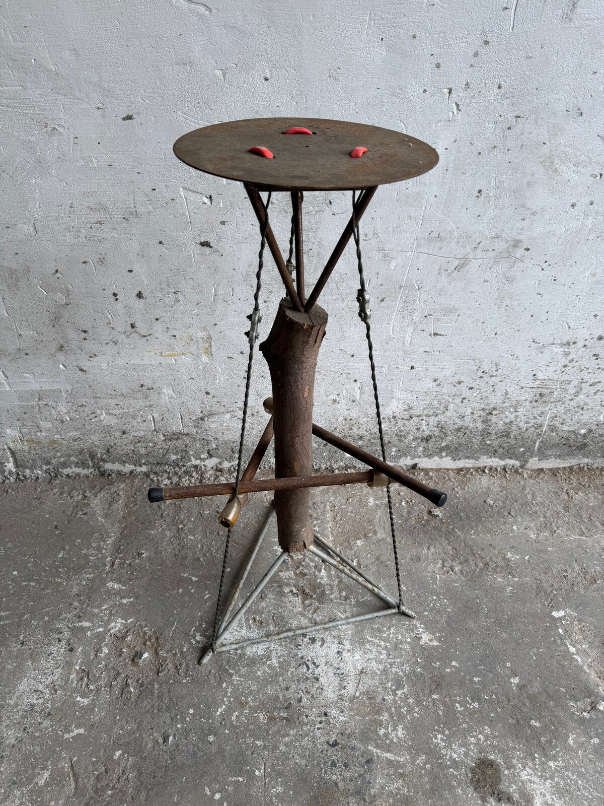 Sculpturale bijzettafel in Dutch Design