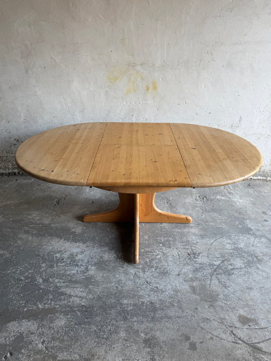 Scandinavische uitschuifbare eettafel in hout