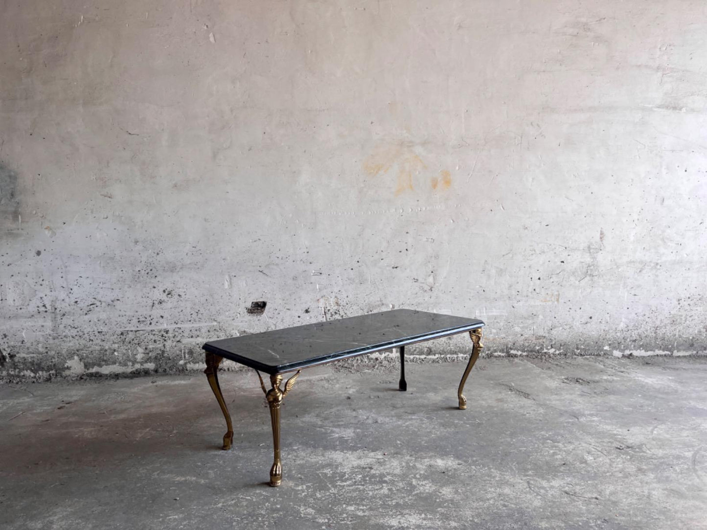 Vintage salontafel met groen marmeren blad en vergulde poten