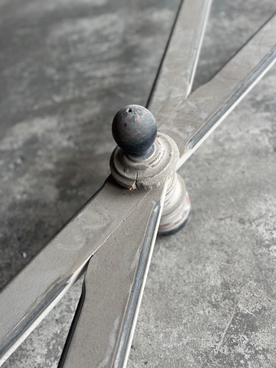 Grijze houten kloostertafel