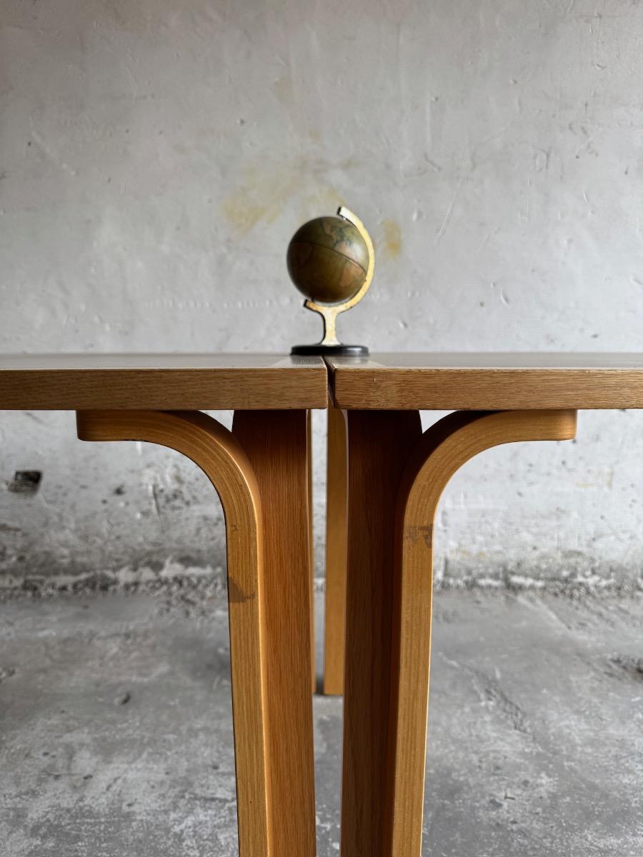Set halfronde eettafels van Magnus Olesen