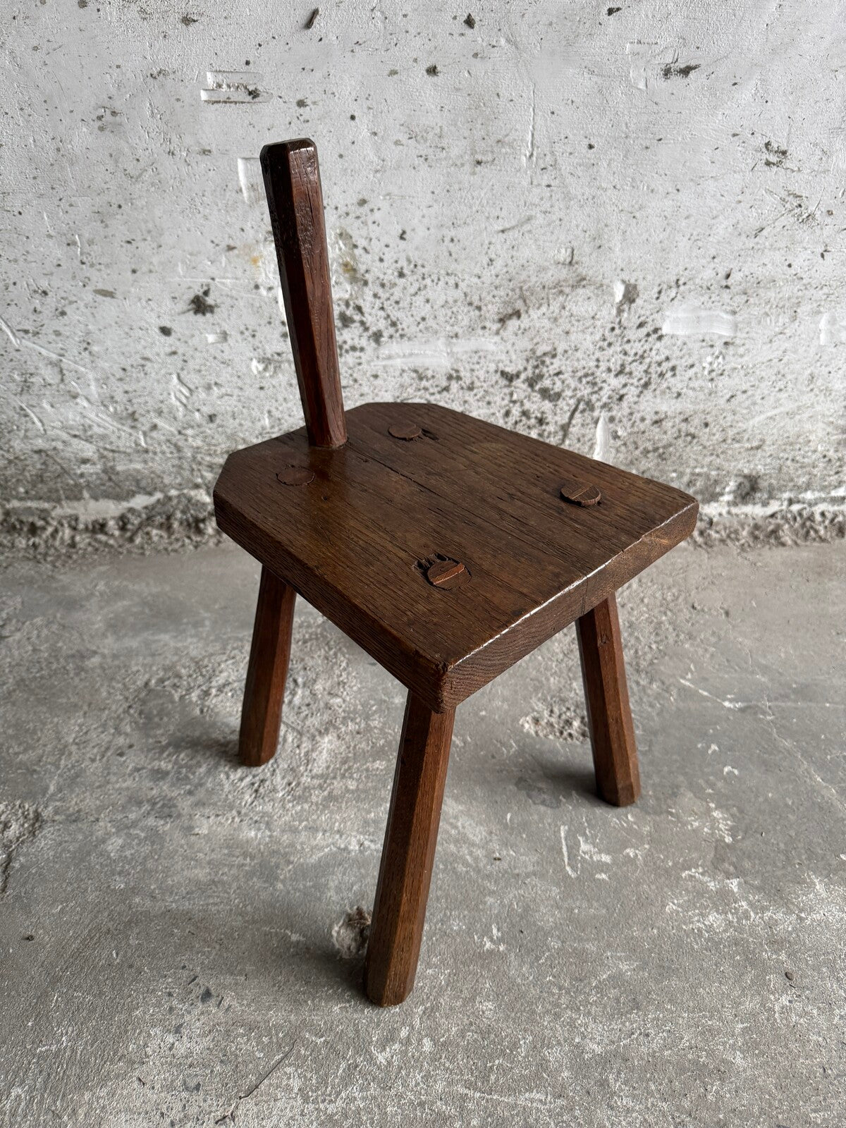 Brutalistische houten kruk met rugleuning