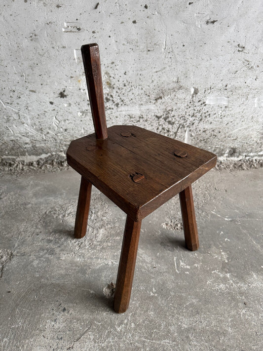 Brutalistische houten kruk met rugleuning