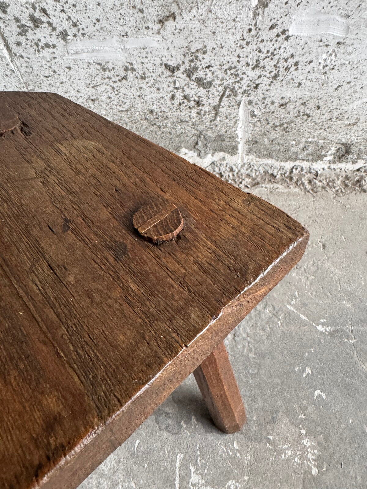 Brutalistische houten kruk met rugleuning