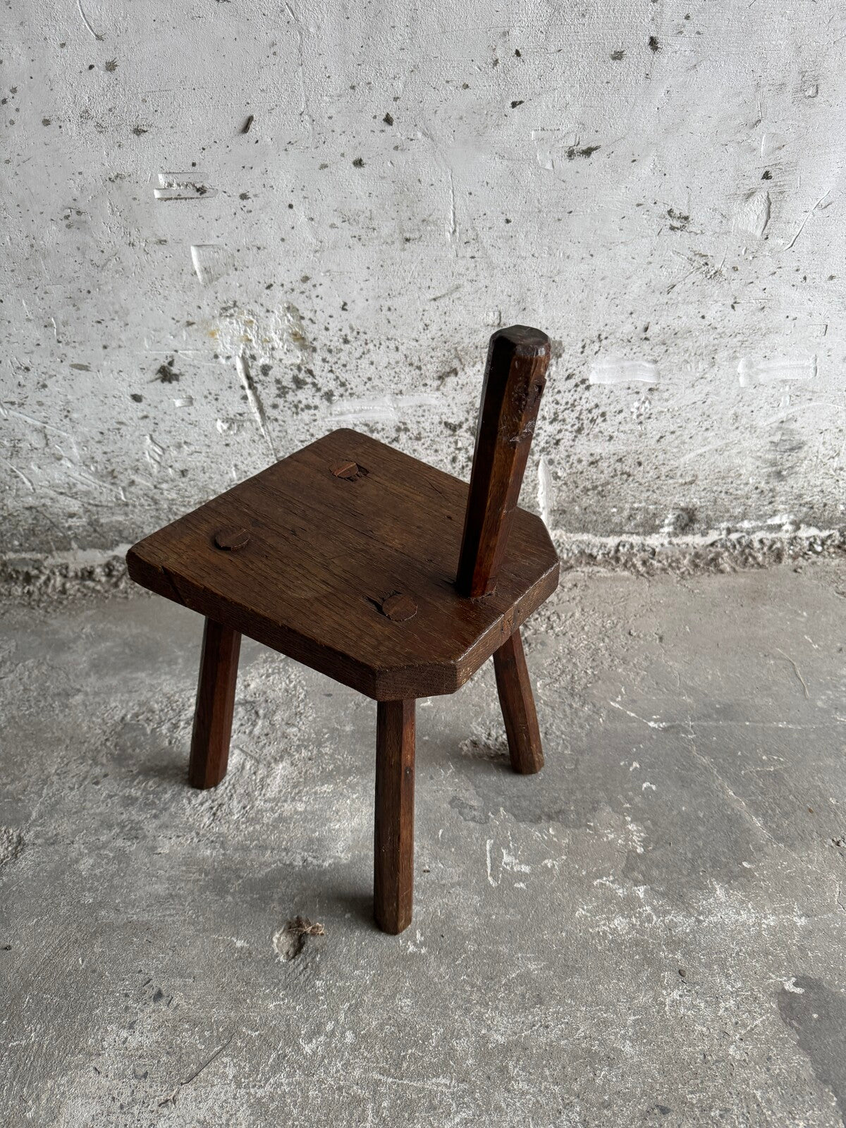 Brutalistische houten kruk met rugleuning