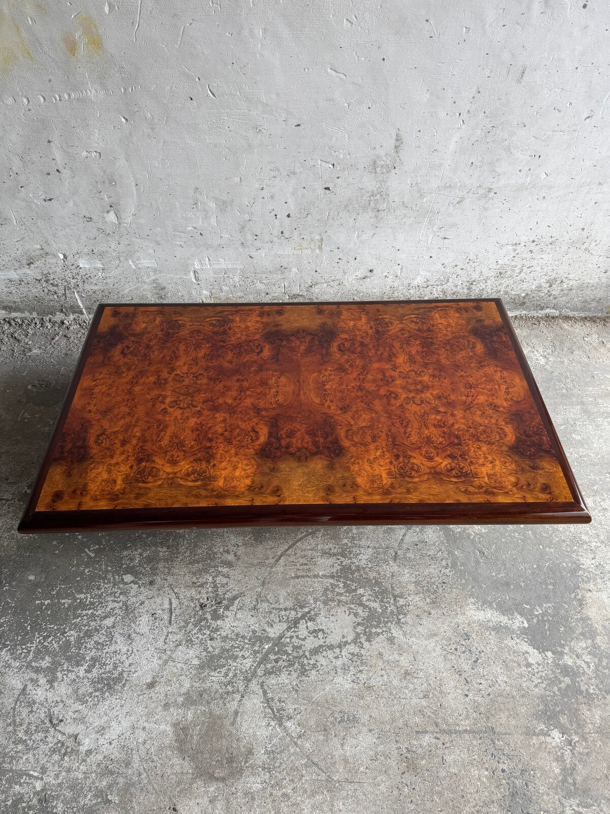 Salontafel van wortelnotenhout van Jean-Claude Mahey (ca. 1970)