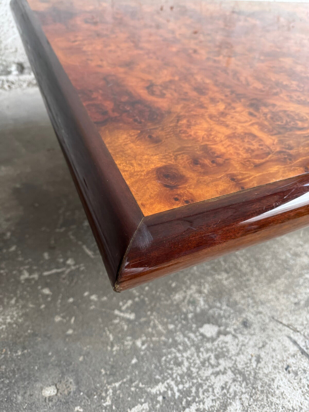 Salontafel van wortelnotenhout van Jean-Claude Mahey (ca. 1970)