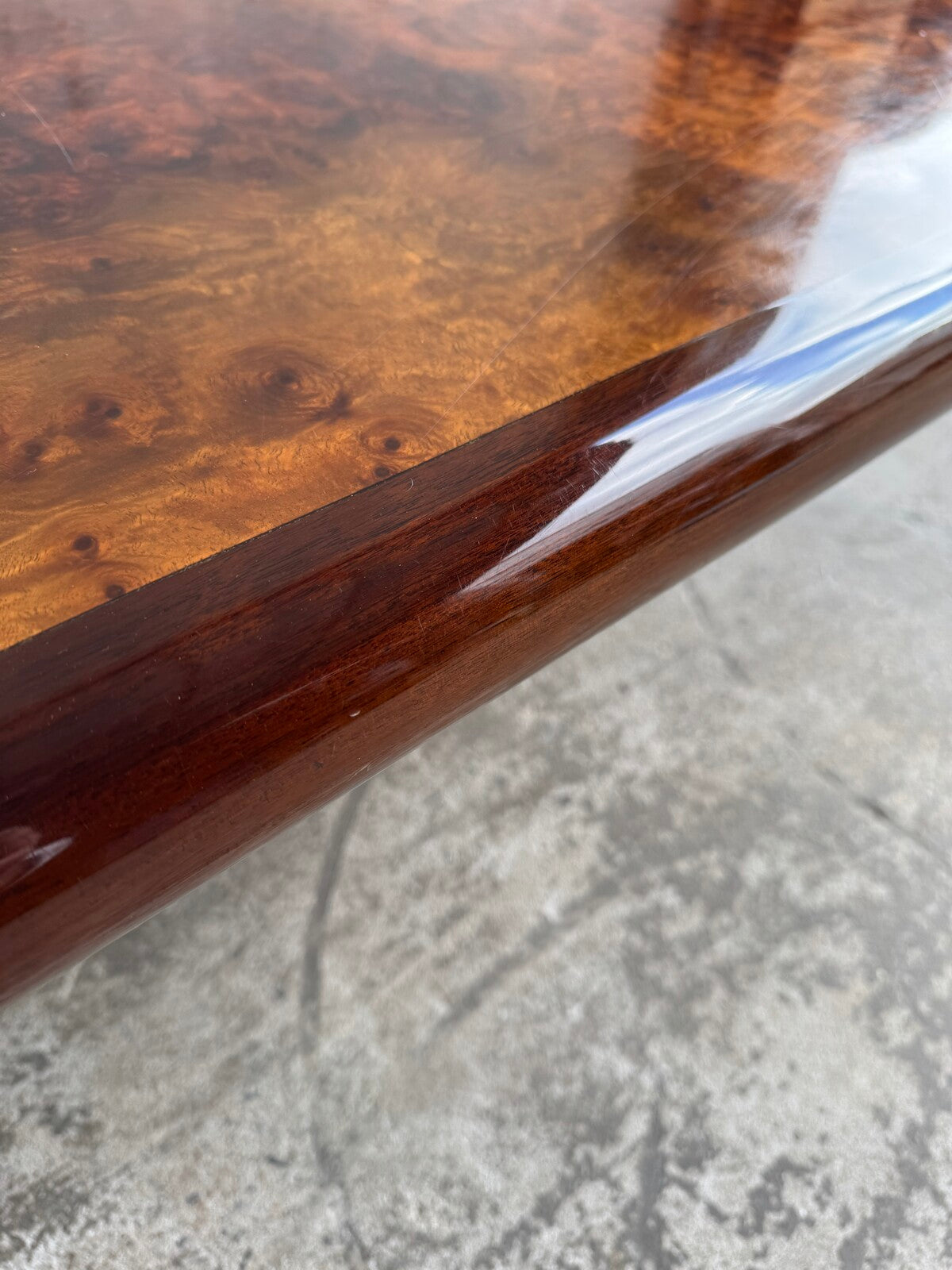 Salontafel van wortelnotenhout van Jean-Claude Mahey (ca. 1970)