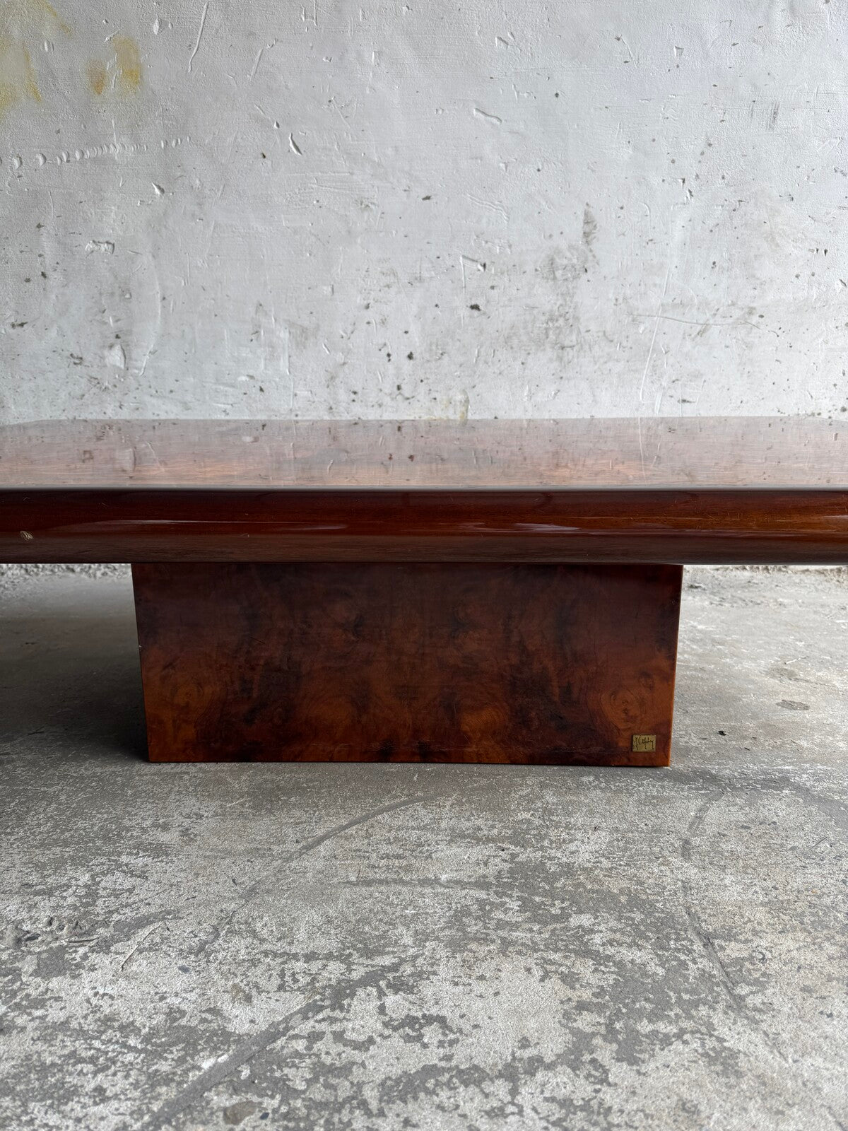 Salontafel van wortelnotenhout van Jean-Claude Mahey (ca. 1970)