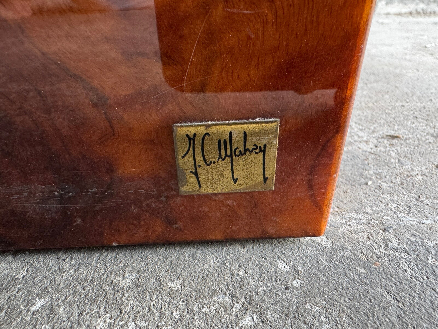 Salontafel van wortelnotenhout van Jean-Claude Mahey (ca. 1970)