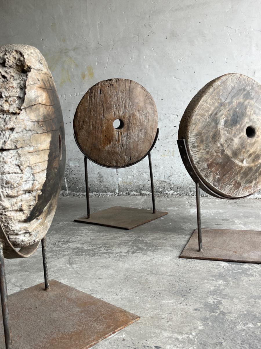 belangrijke wielen van houten karren, Indiaans werk uit het begin van de 20e eeuw