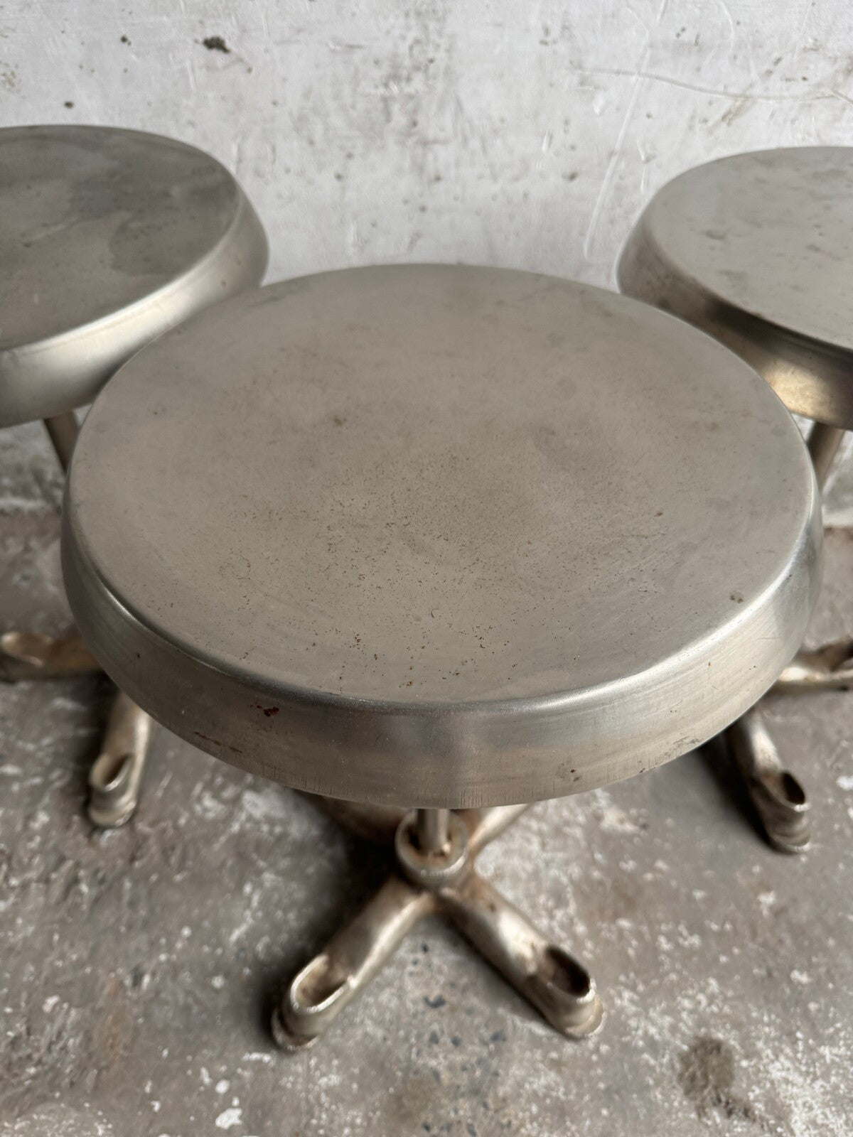 Metalen bijzettafel in industriële stijl