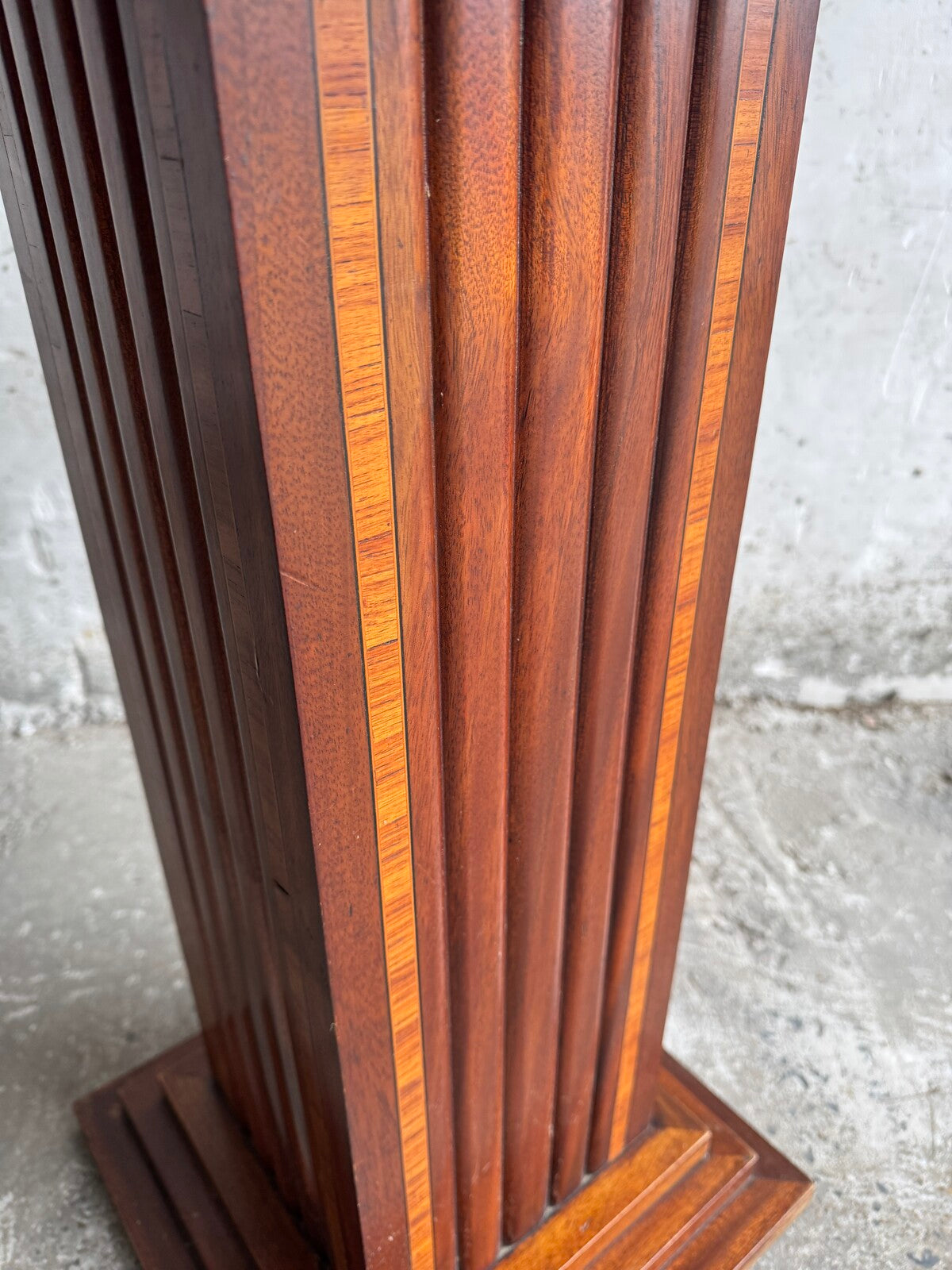 Interbellum side table with prominent wood grain