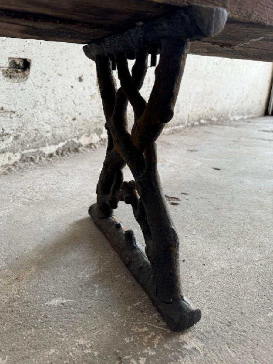 Banc de jardin ancien avec pieds en fonte et assise en bois patiné