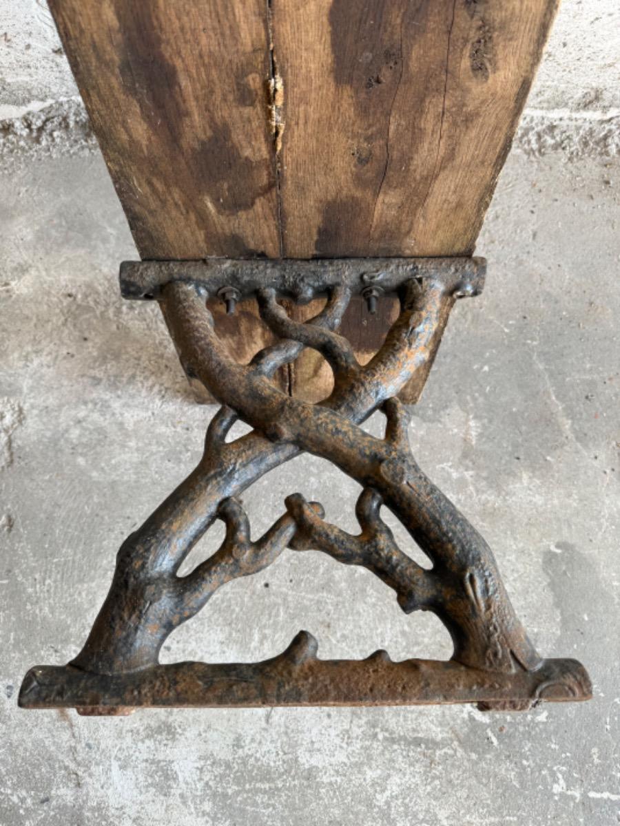 Banc de jardin ancien avec pieds en fonte et assise en bois patiné