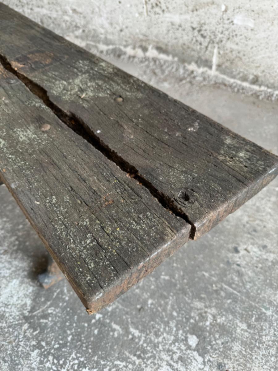 Banc de jardin ancien avec pieds en fonte et assise en bois patiné