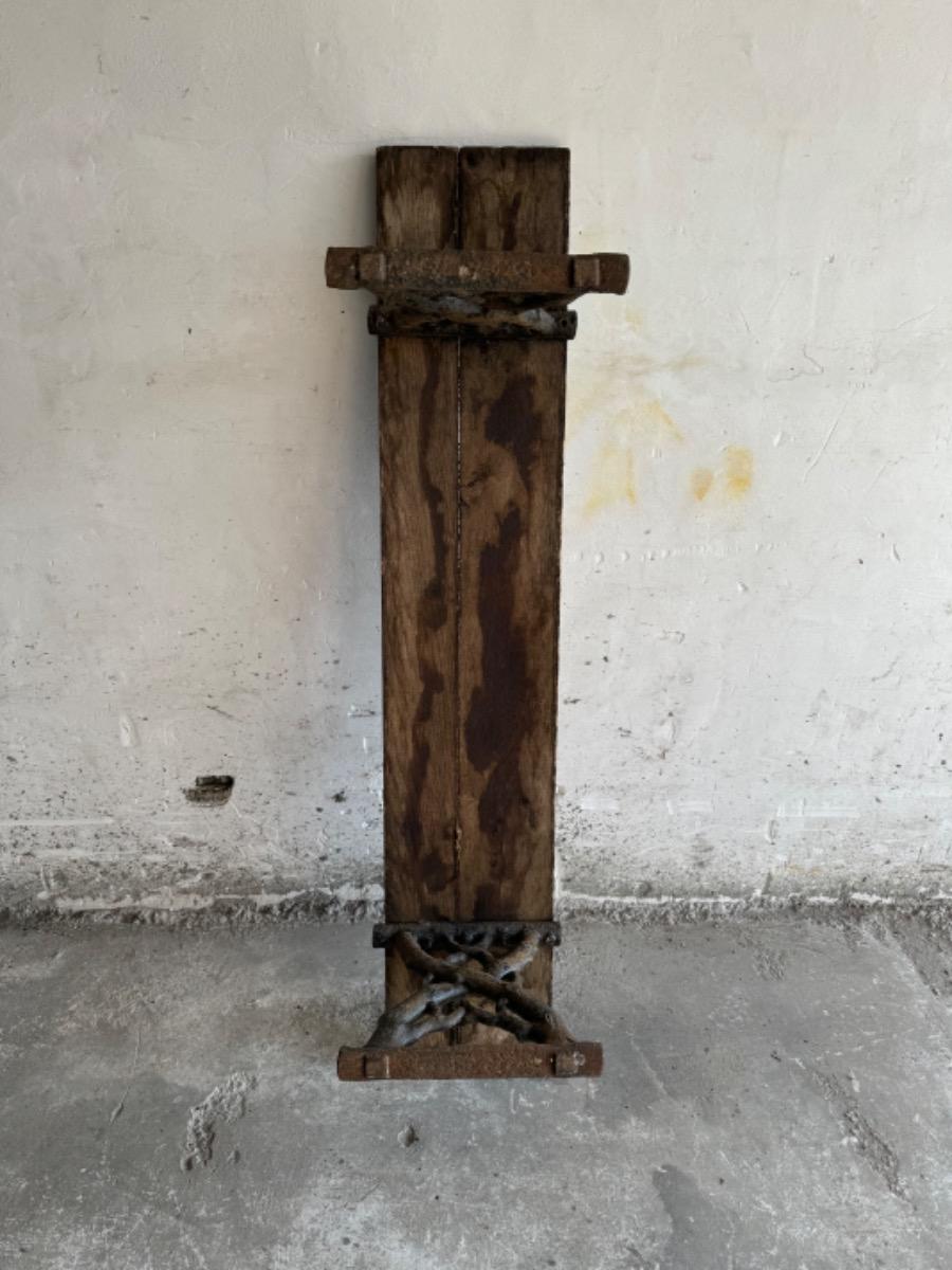 Banc de jardin ancien avec pieds en fonte et assise en bois patiné