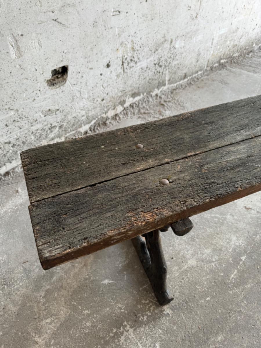 Banc de jardin ancien avec pieds en fonte et assise en bois patiné