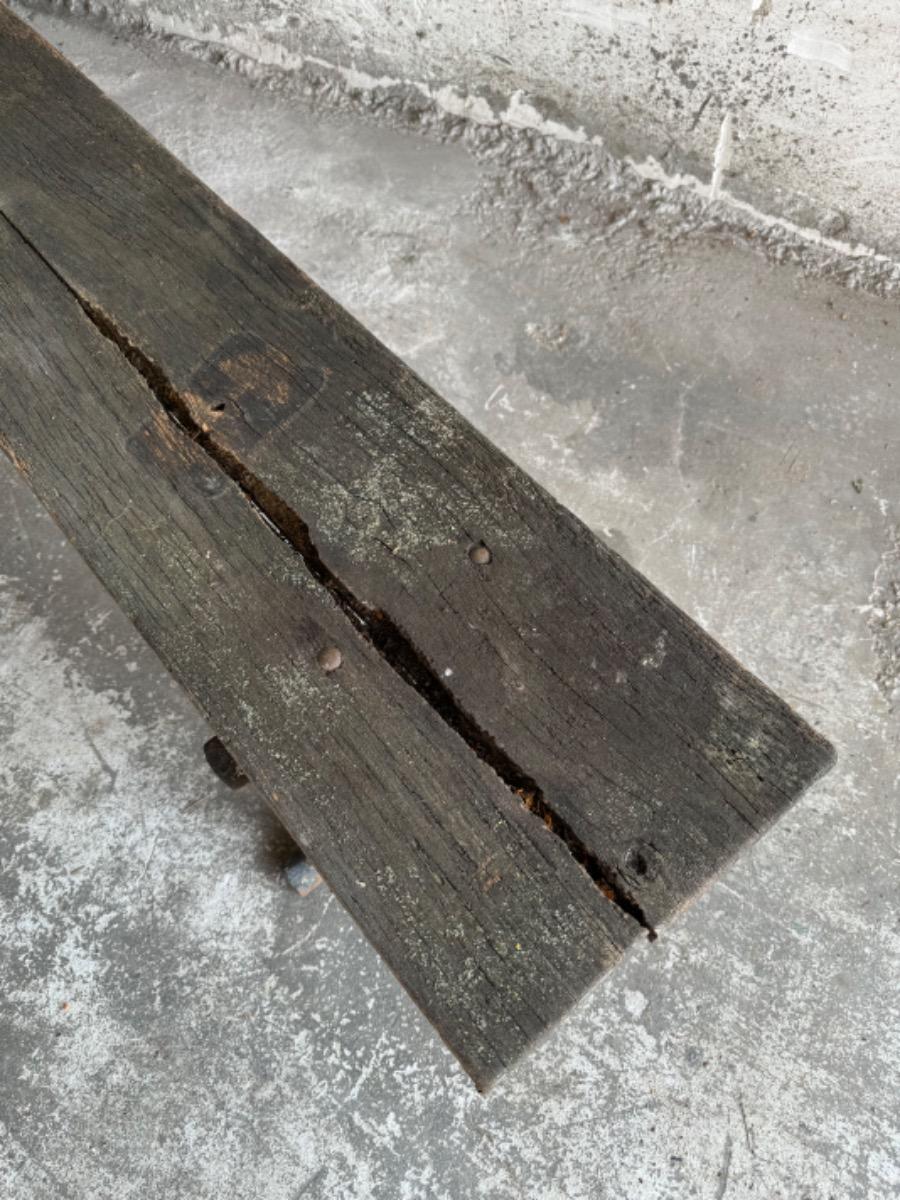 Banc de jardin ancien avec pieds en fonte et assise en bois patiné