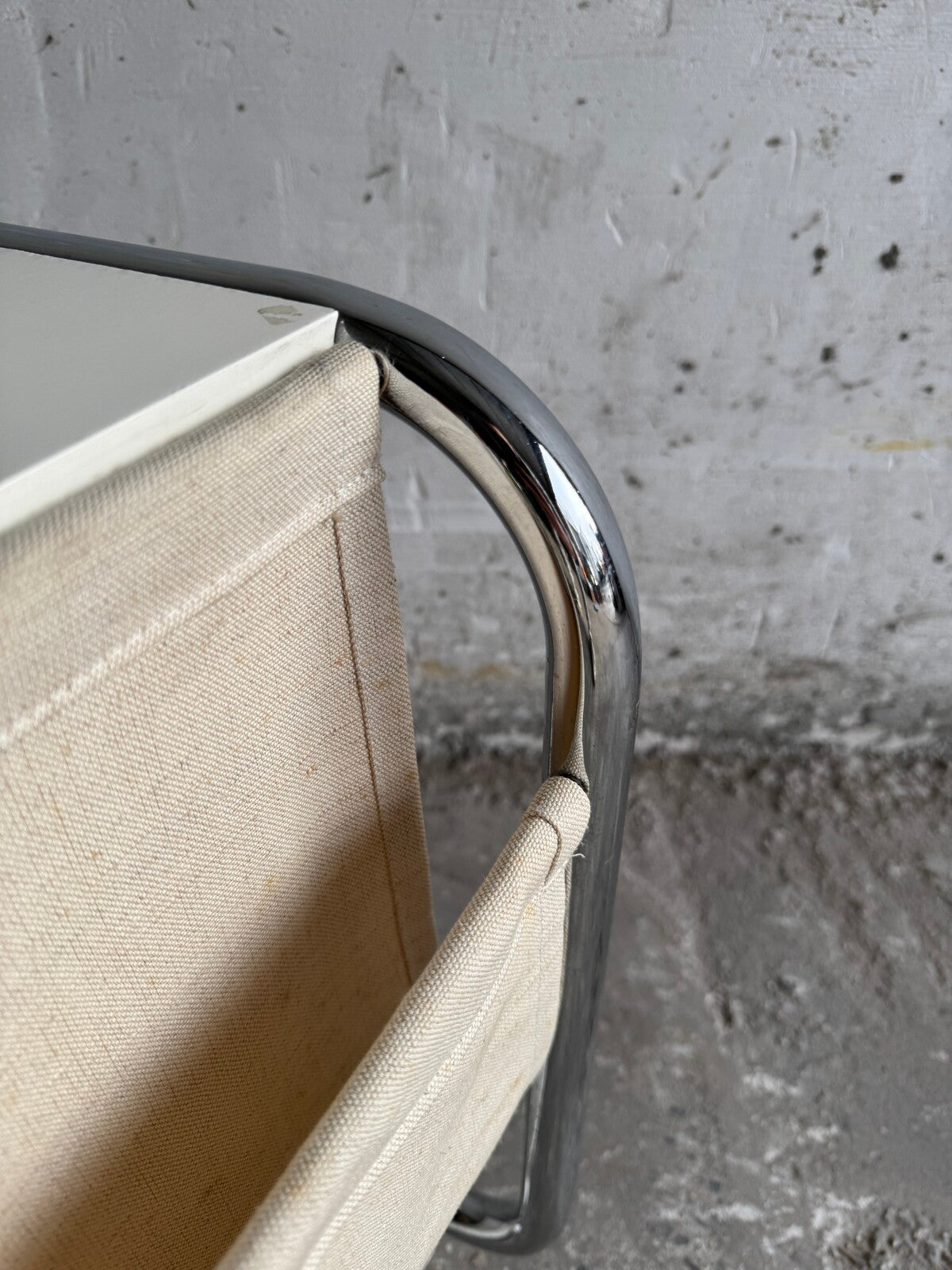 Bijzettafel uit de jaren 80 met tijdschriftenrek