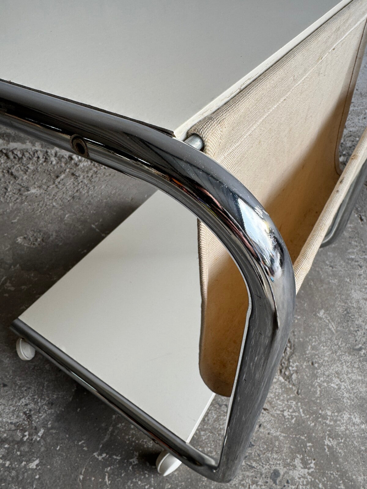 Bijzettafel uit de jaren 80 met tijdschriftenrek