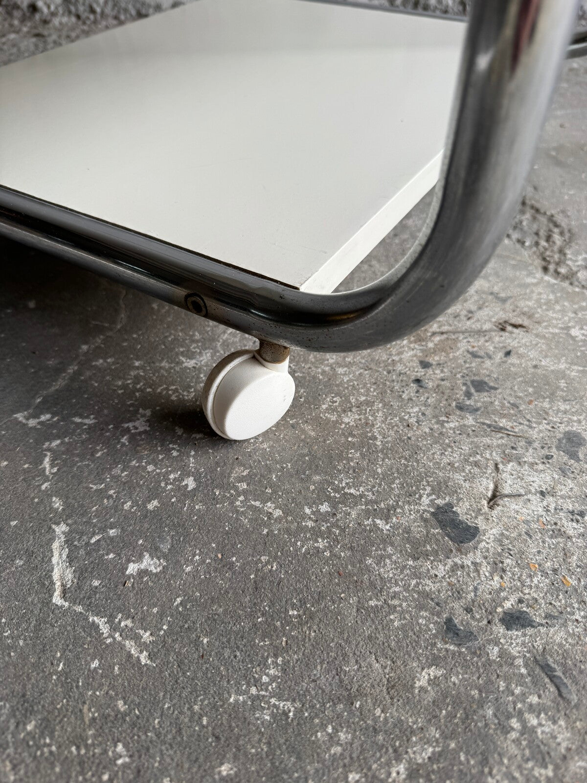 Bijzettafel uit de jaren 80 met tijdschriftenrek