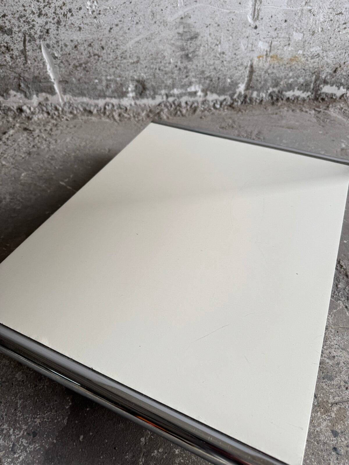 Bijzettafel uit de jaren 80 met tijdschriftenrek