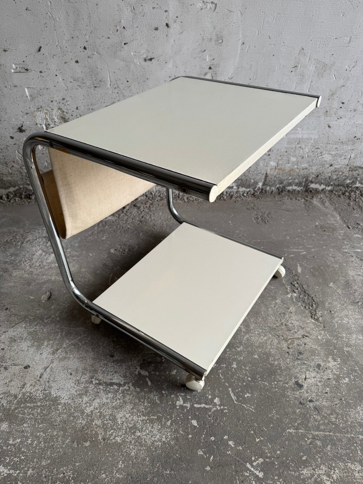 Postmoderne bijzettafel met tijdschriftenrek op wielen