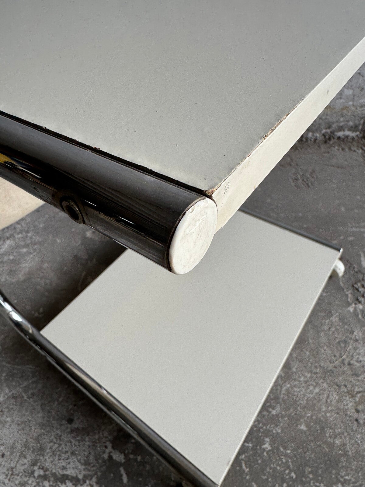 Postmoderne bijzettafel met tijdschriftenrek op wielen