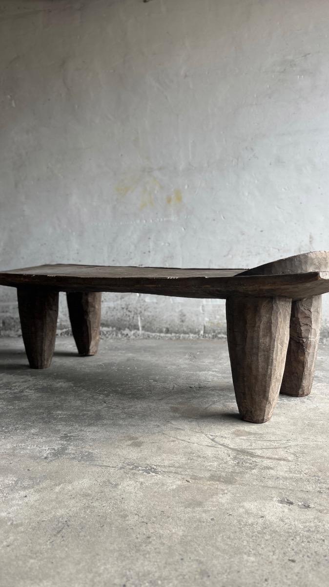 Groot oud Afrikaans bed in massief hout
