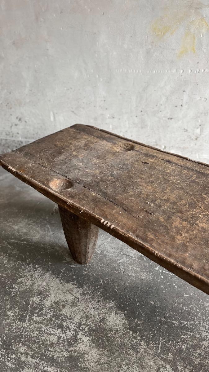 Groot oud Afrikaans bed in massief hout