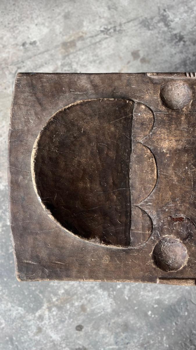 Groot oud Afrikaans bed in massief hout