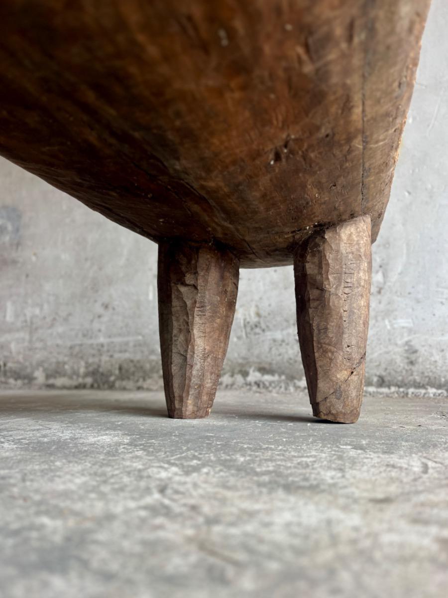 Groot oud Afrikaans bed in massief hout